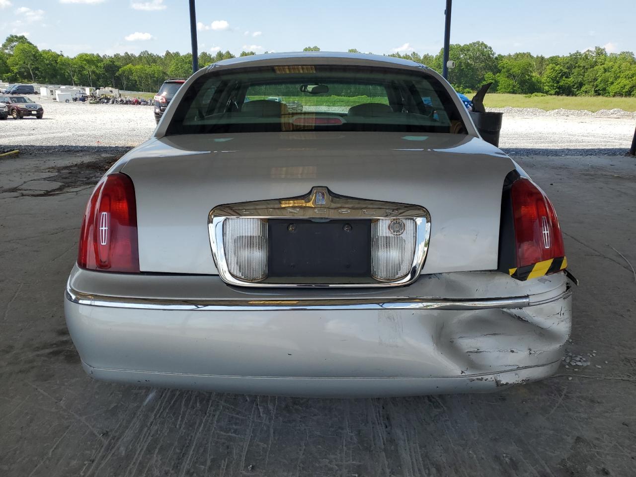 2000 Lincoln Town Car Signature VIN: 1LNHM82W3YY914145 Lot: 56040705