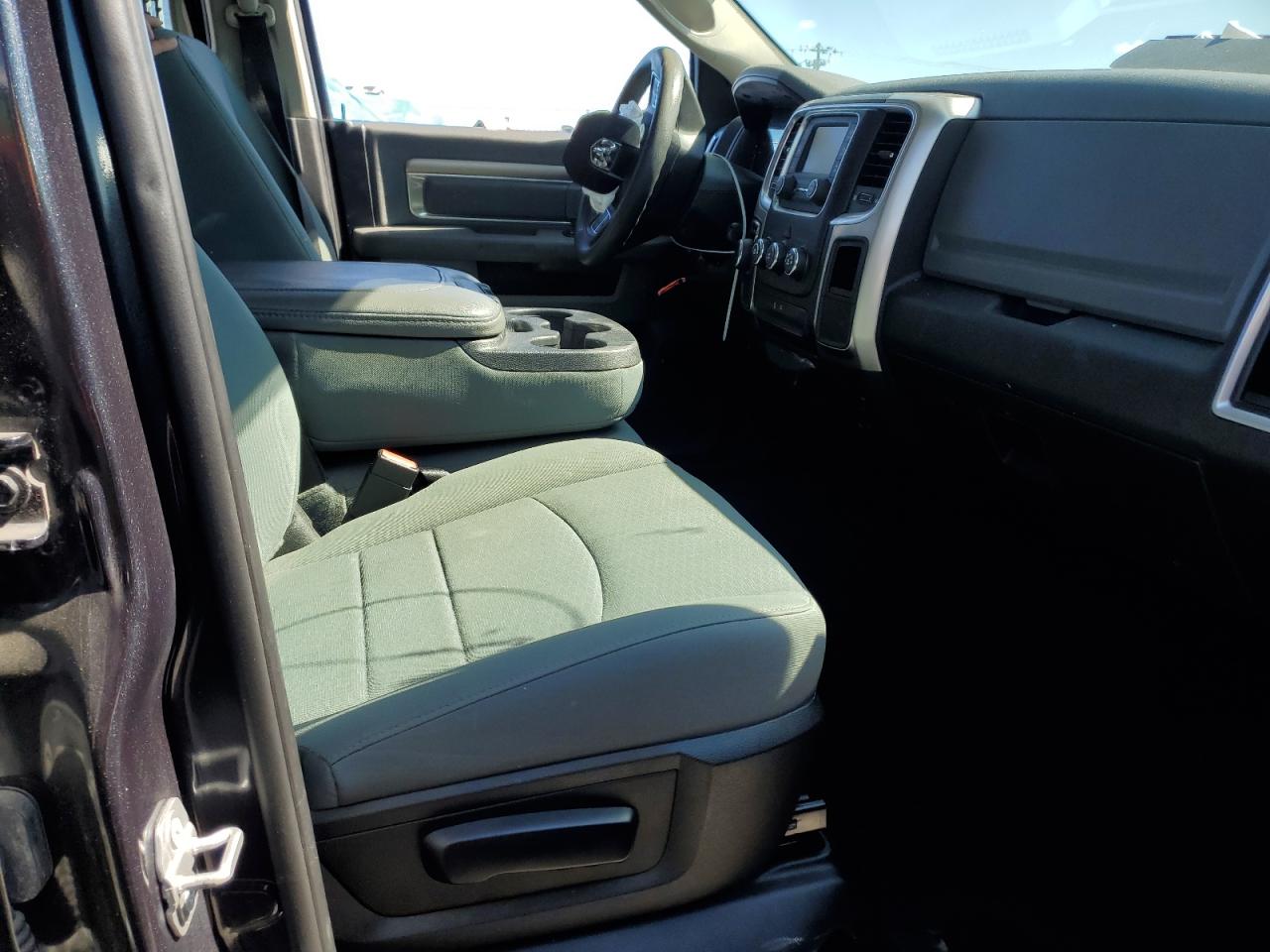 1C6RR6GG2JS123458 2018 Ram 1500 Slt