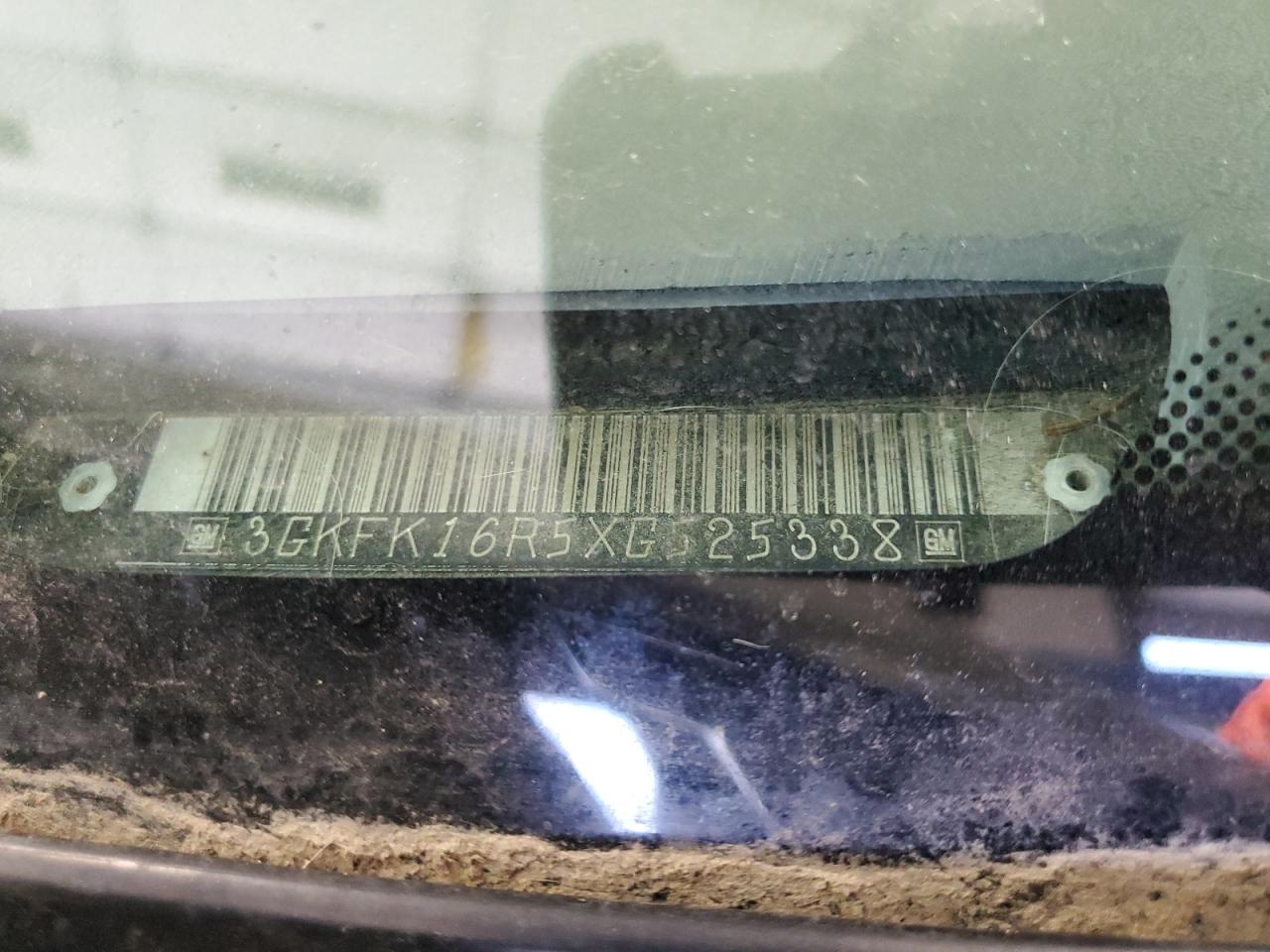 1999 GMC Suburban K1500 VIN: 3GKFK16R5XG525338 Lot: 58920565