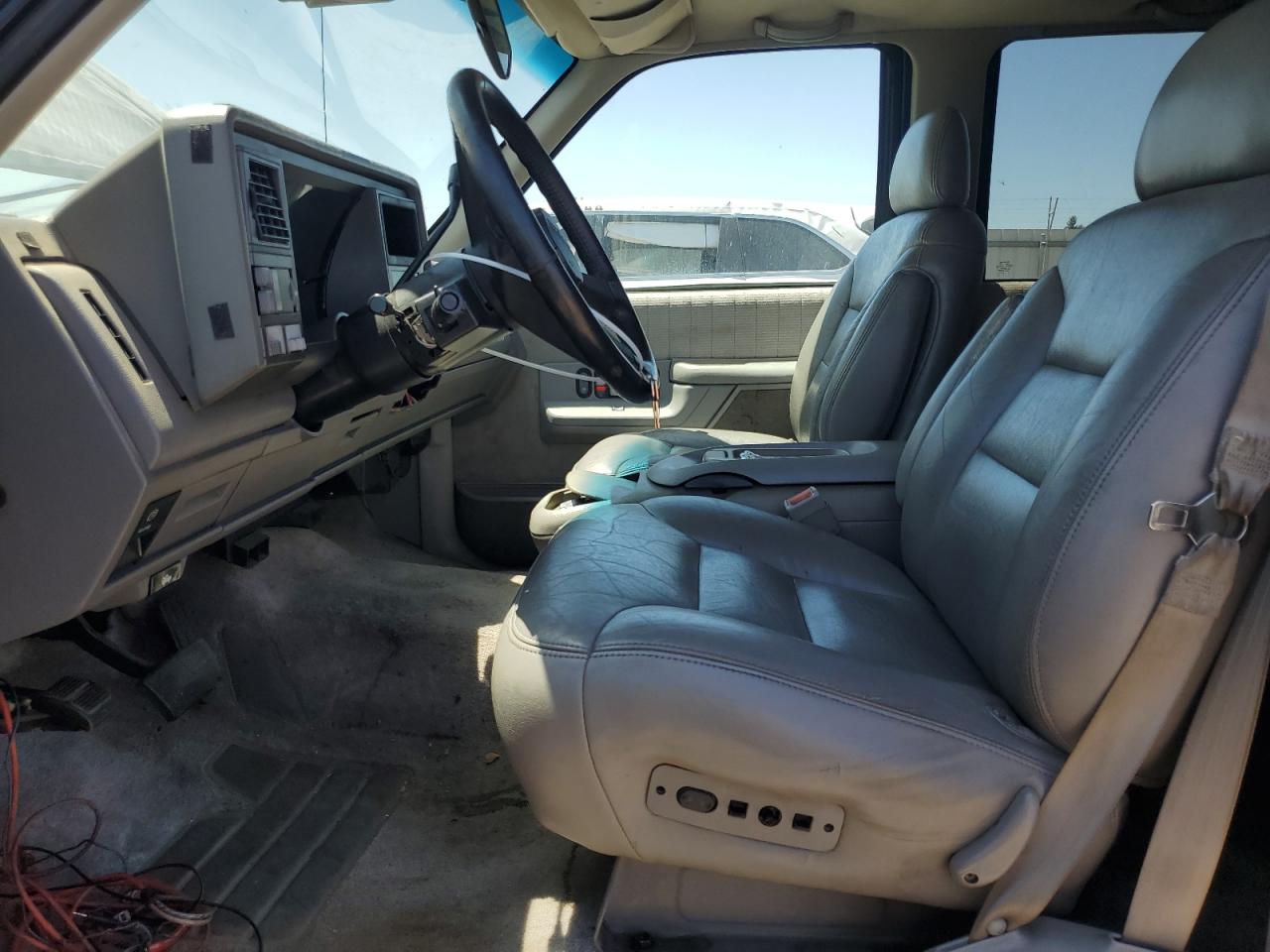 1994 Chevrolet Suburban C1500 VIN: 1GNEC16K9RJ420947 Lot: 55698235