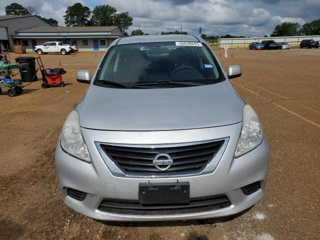 Sedans NISSAN VERSA 2013 Srebrny