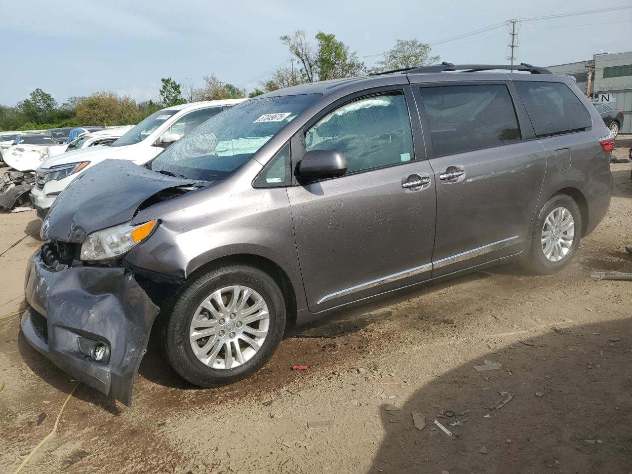 2015 Toyota Sienna Xle for Sale in Chicago Heights, IL - Front End