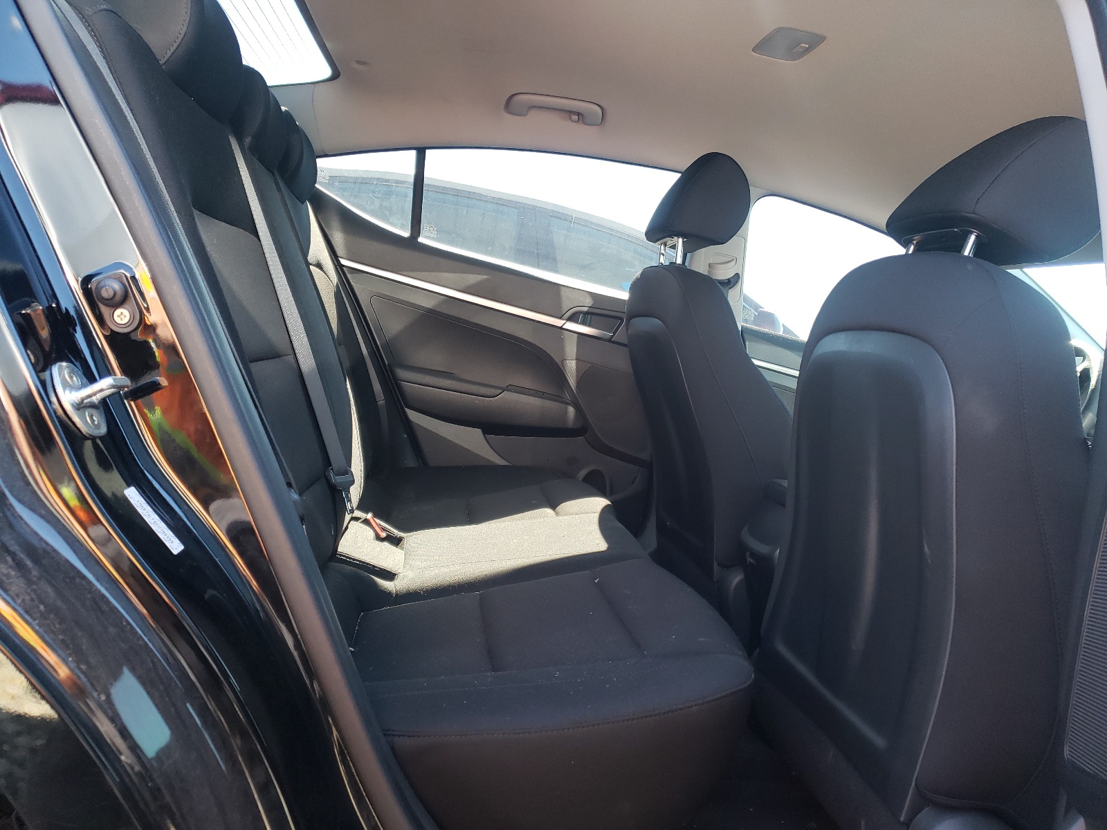 KMHD74LF6KU786558 2019 Hyundai Elantra Se