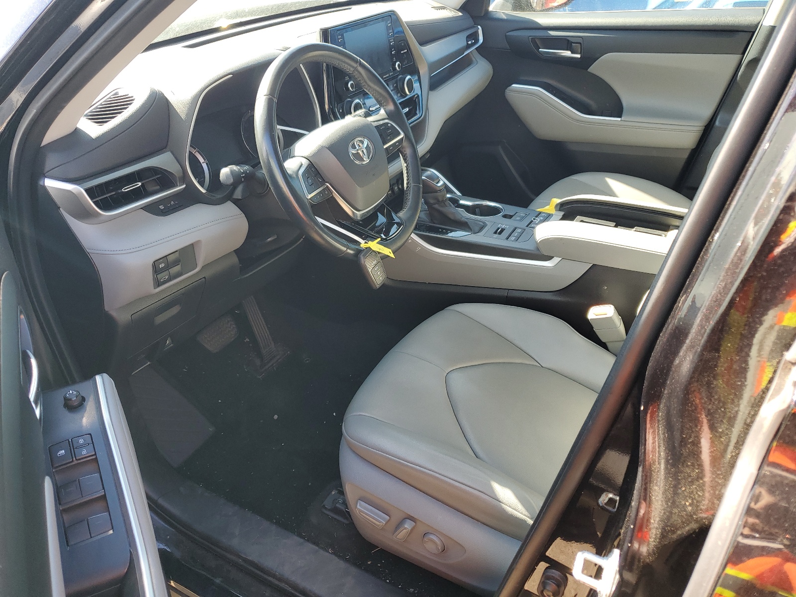 5TDHZRBH6MS096784 2021 Toyota Highlander Xle