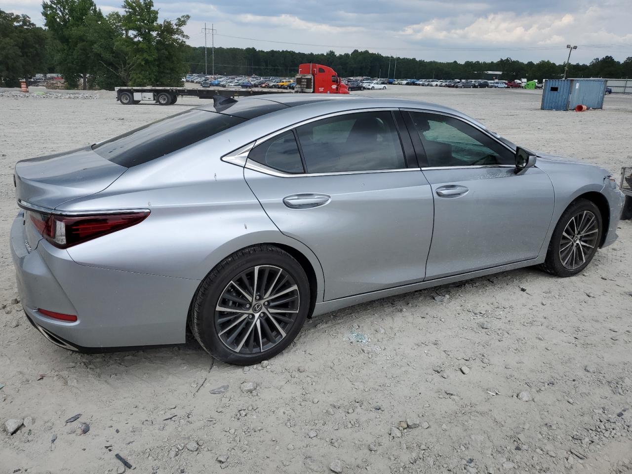 2024 Lexus ES - Image 3
