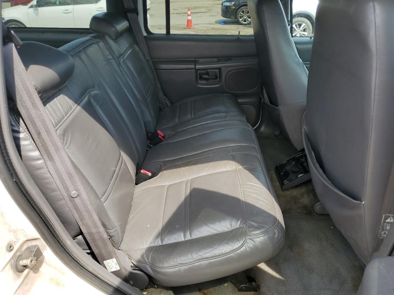 2000 Ford Explorer Eddie Bauer VIN: 1FMZU74E6YUA67115 Lot: 61380864