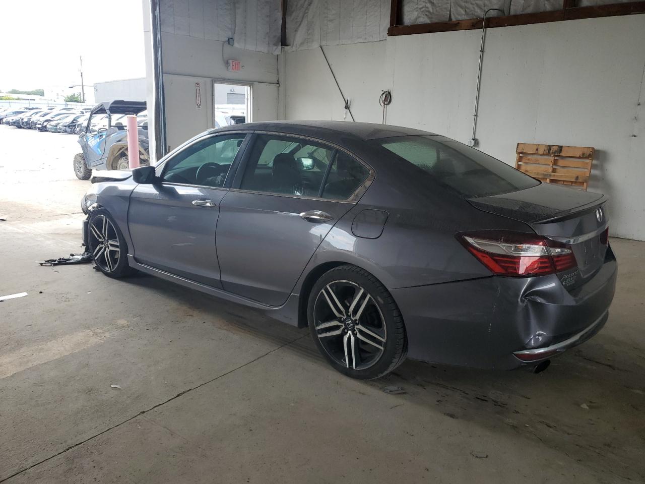 1HGCR2F57HA077358 2017 HONDA ACCORD - Image 2