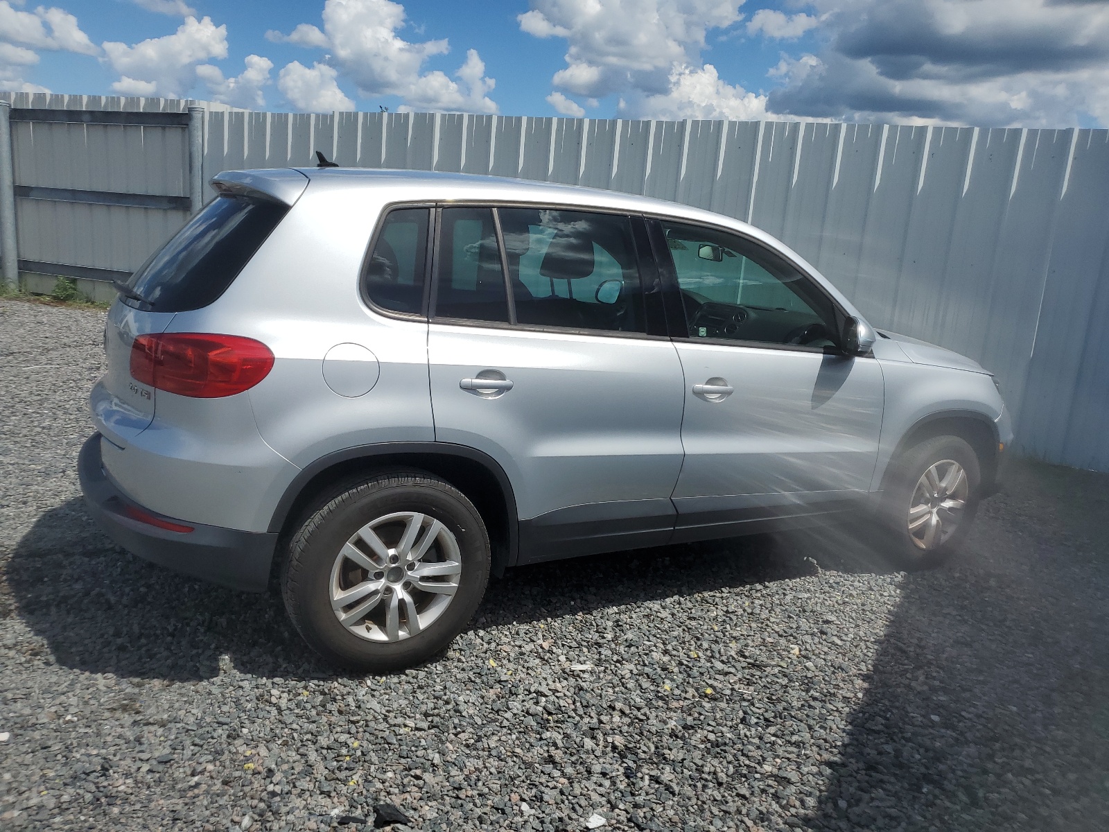 2012 Volkswagen Tiguan S vin: WVGAV7AX4CW589688