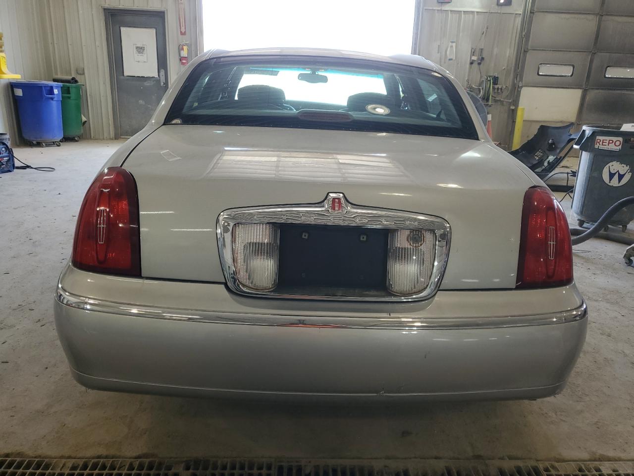 1LNHM82W51Y662176 2001 Lincoln Town Car Signature