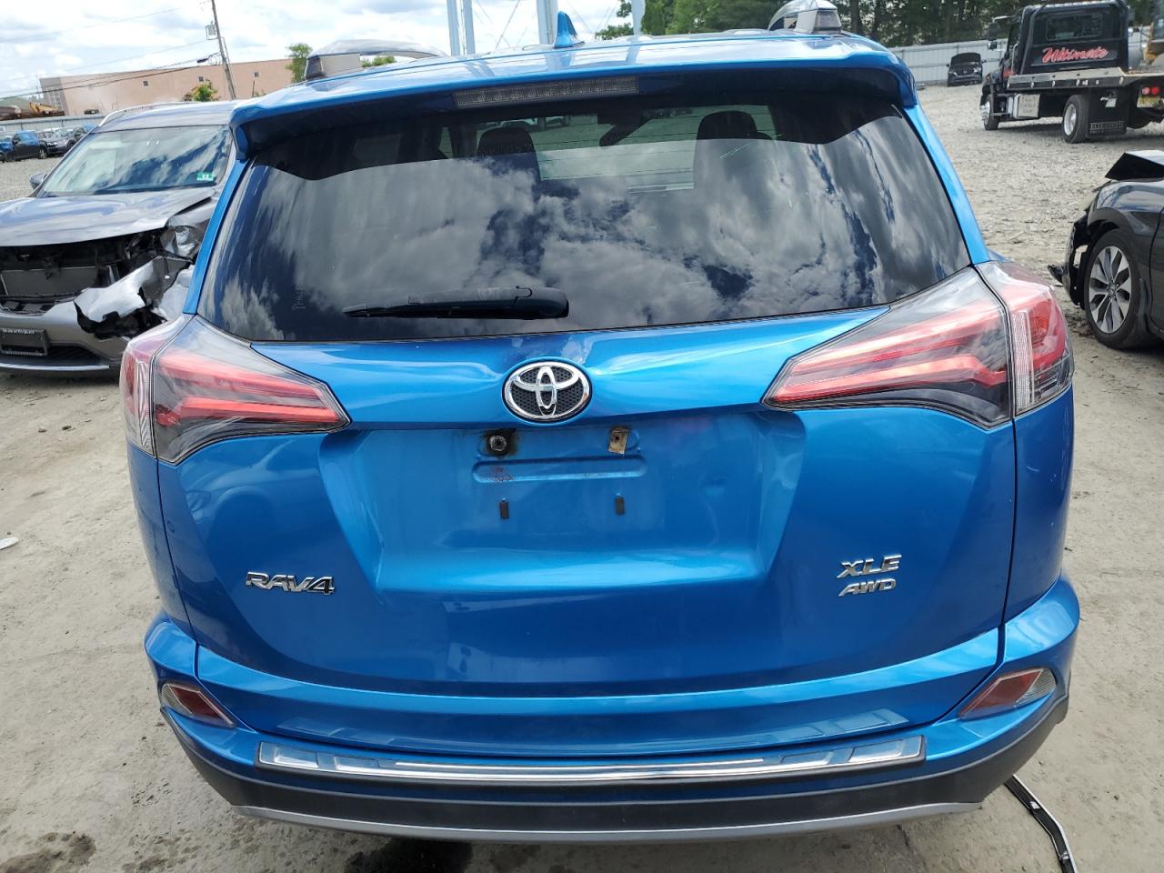 JTMRFREV5HJ709799 2017 Toyota Rav4 Xle