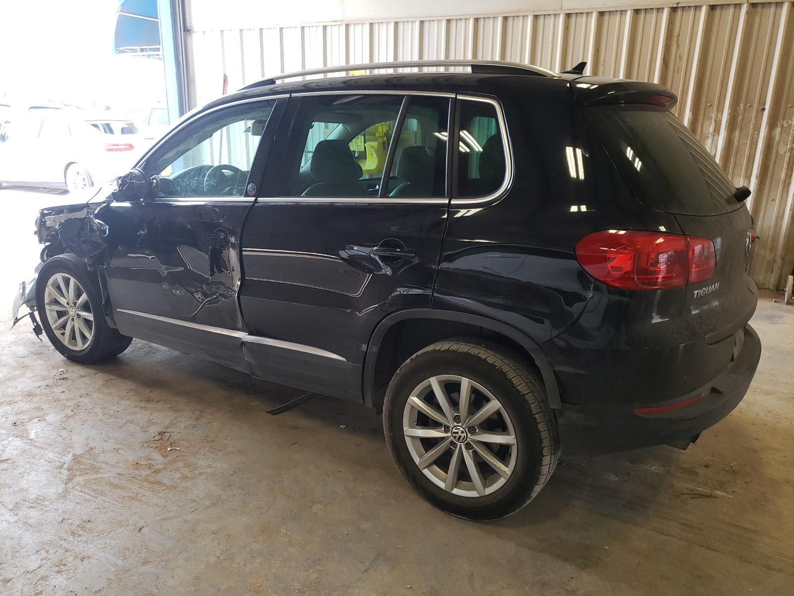 WVGRV7AXXHW504072 2017 Volkswagen Tiguan Wolfsburg