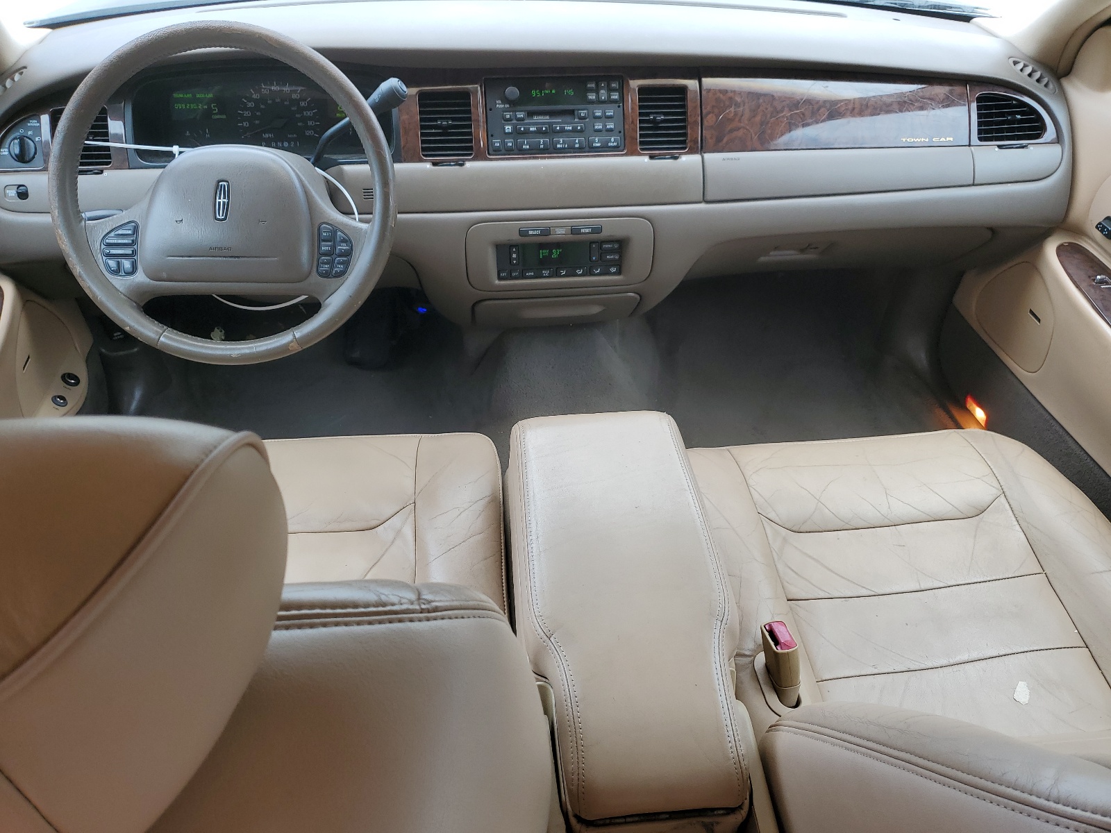 1LNFM82W1WY670645 1998 Lincoln Town Car Signature