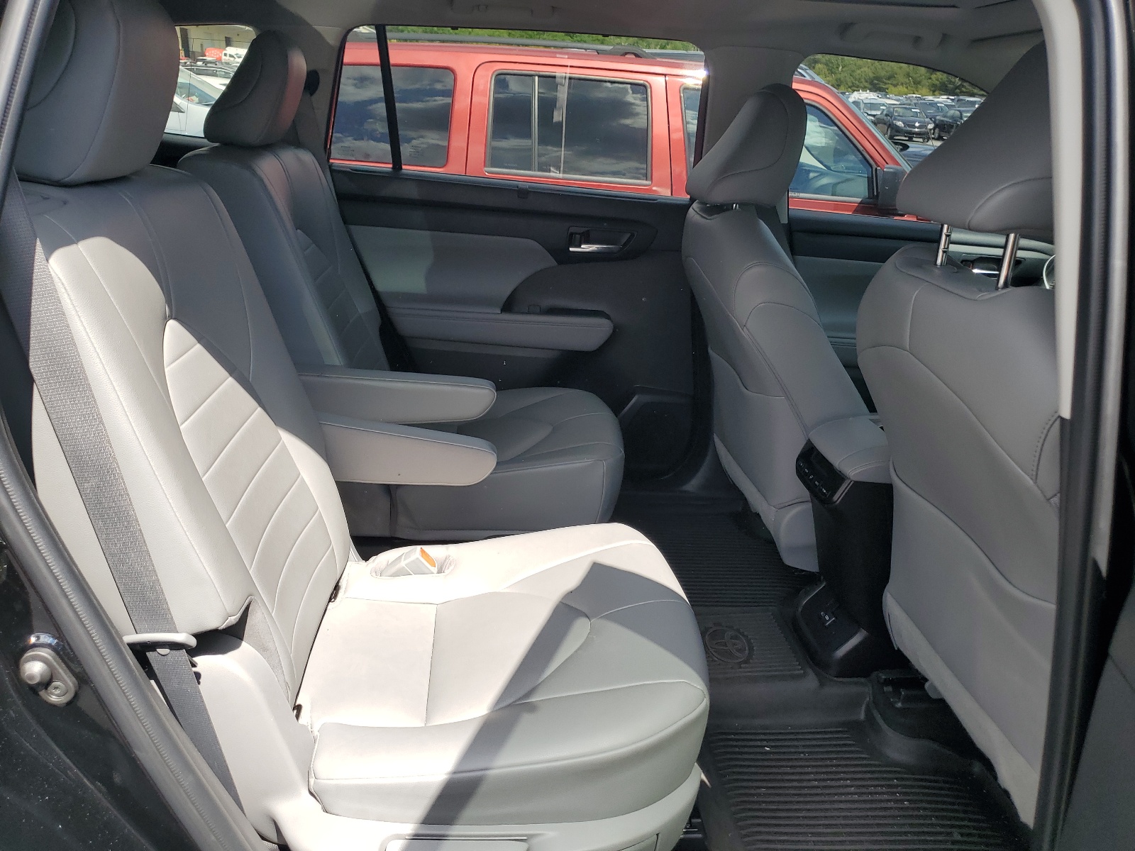 5TDHZRBHXNS593936 2022 Toyota Highlander Xle