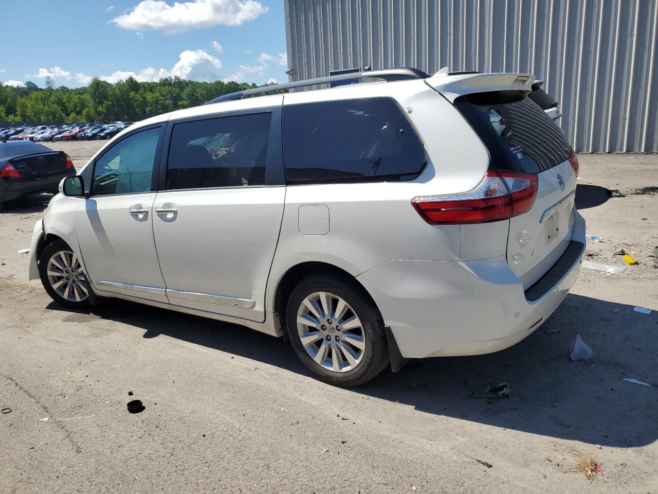 5TDYK3DC6FS632915 2015 TOYOTA SIENNA - Image 2