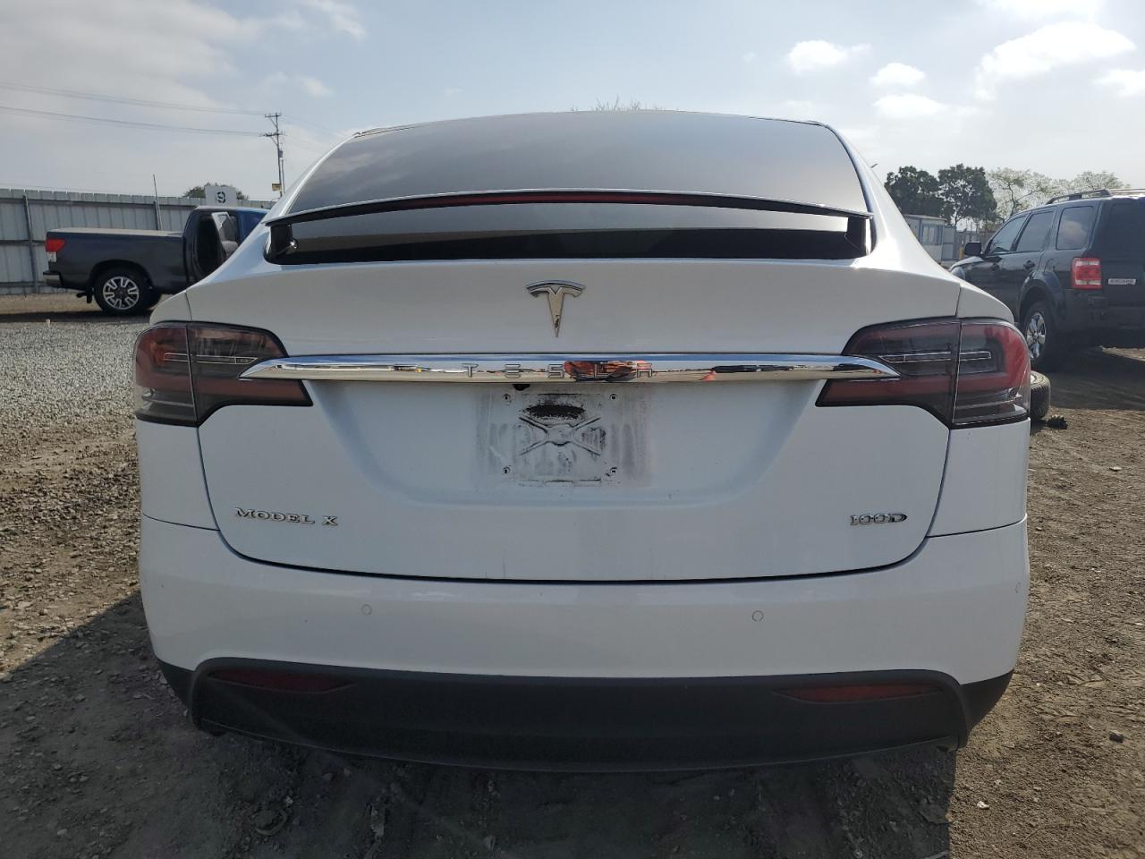 2018 Tesla Model X VIN: 5YJXCBE27JF121042 Lot: 59139044