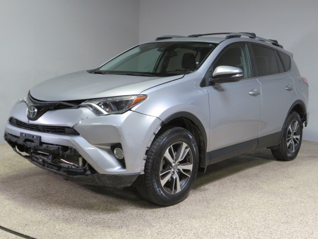 2T3RFREV0HW598421 2017 Toyota Rav4 Xle