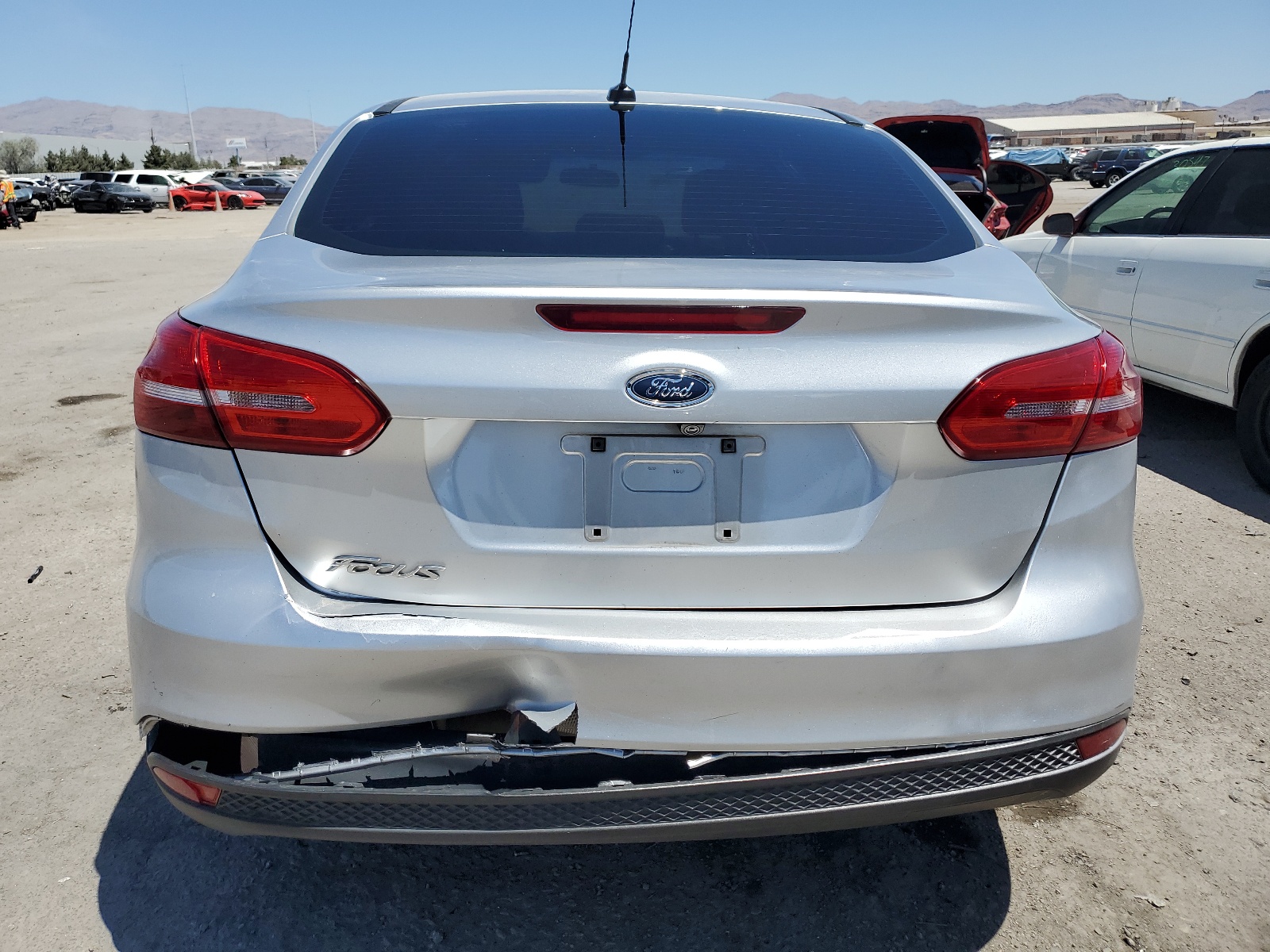 2018 Ford Focus S vin: 1FADP3E21JL287752