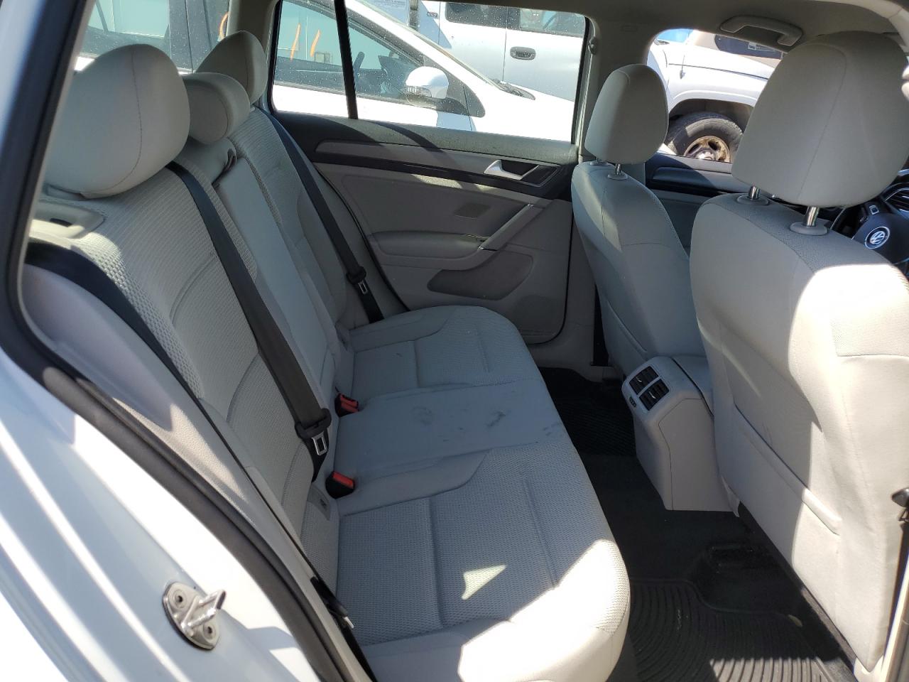 2019 Volkswagen Golf - Image 10