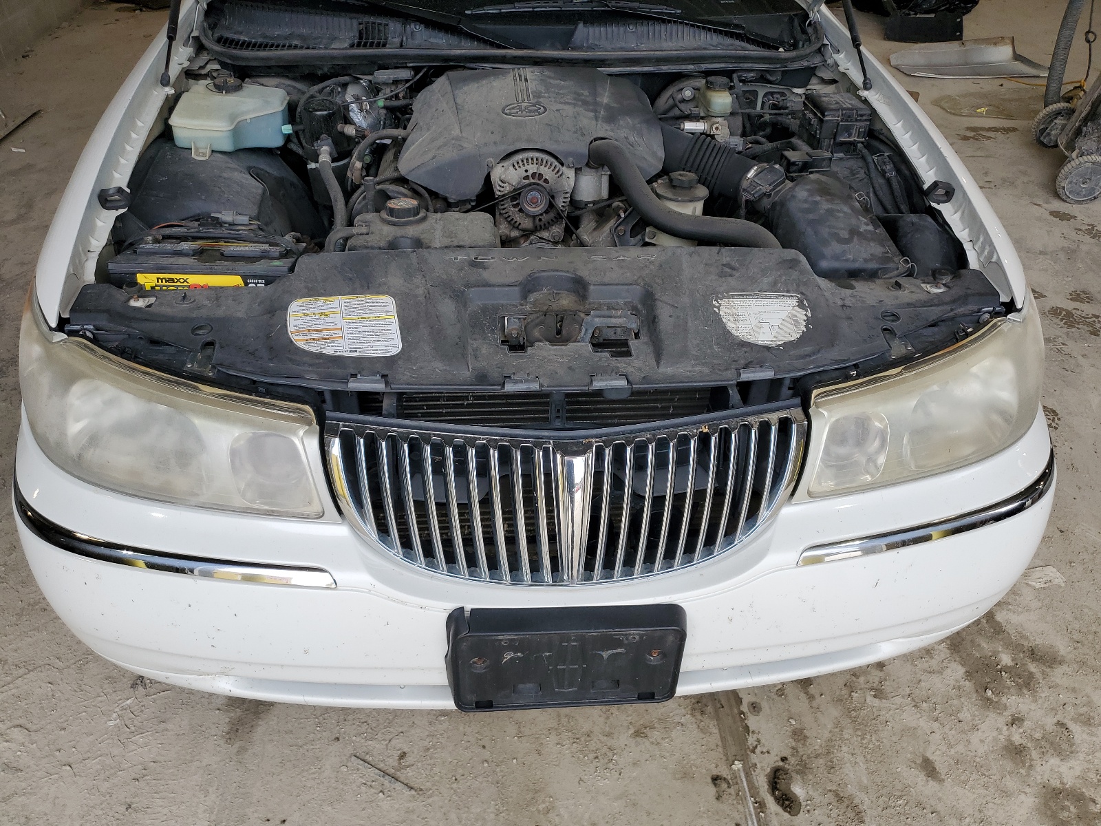 1LNHM82W7YY788047 2000 Lincoln Town Car Signature