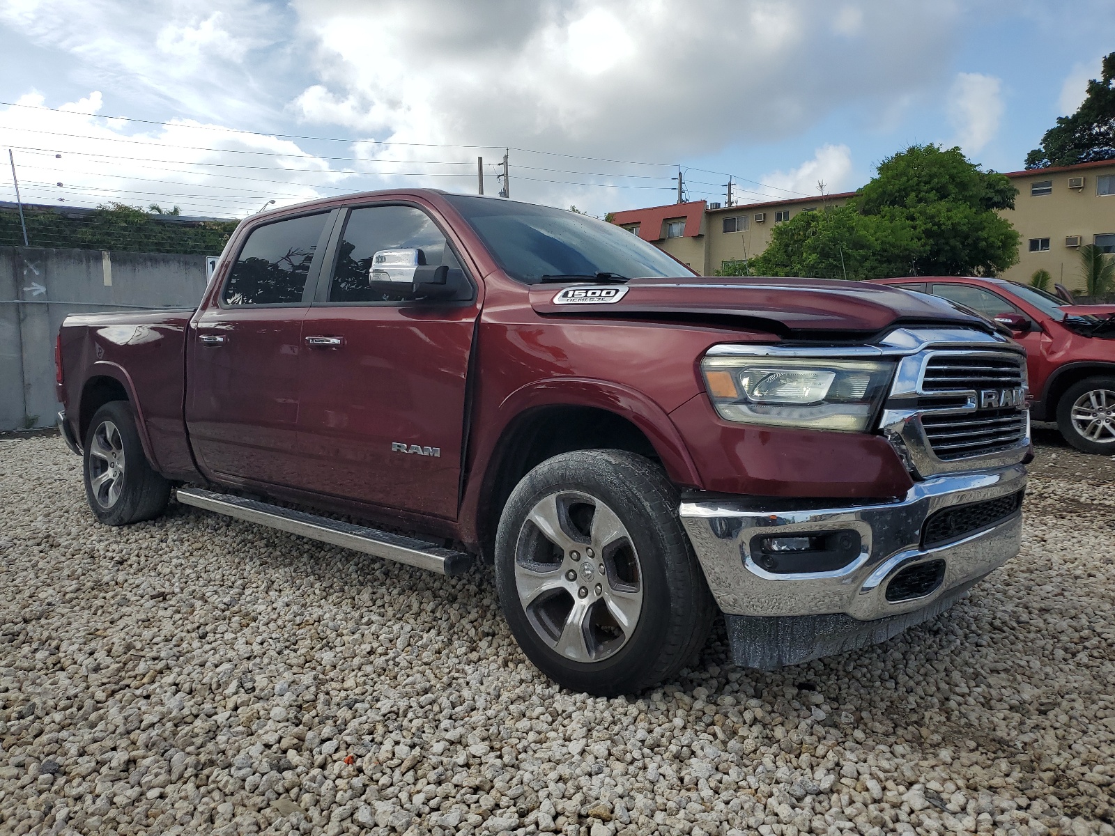 2019 Ram 1500 Laramie vin: 1C6RRERT2KN800674