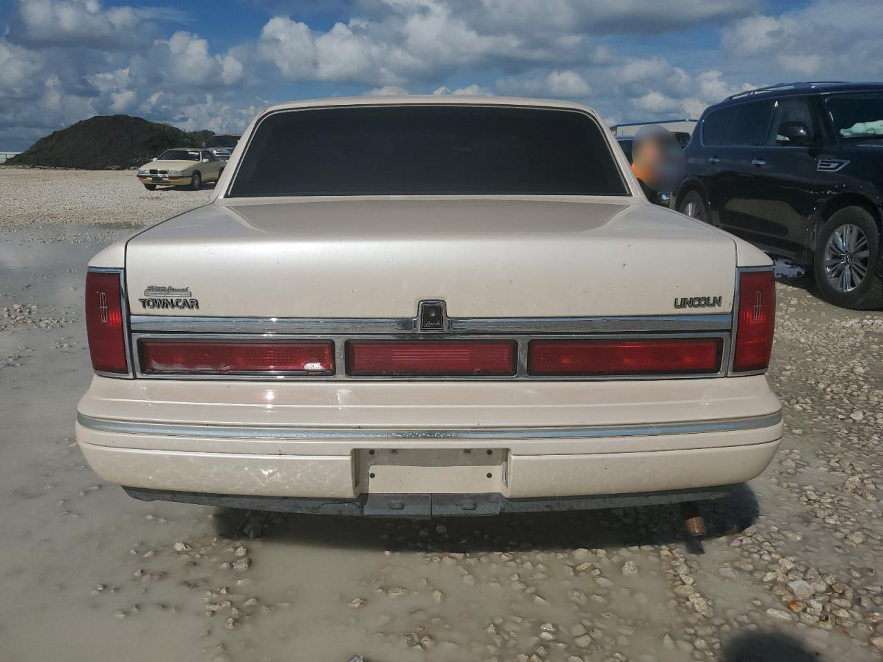 1LNLM82W0VY687356 1997 Lincoln Town Car Signature