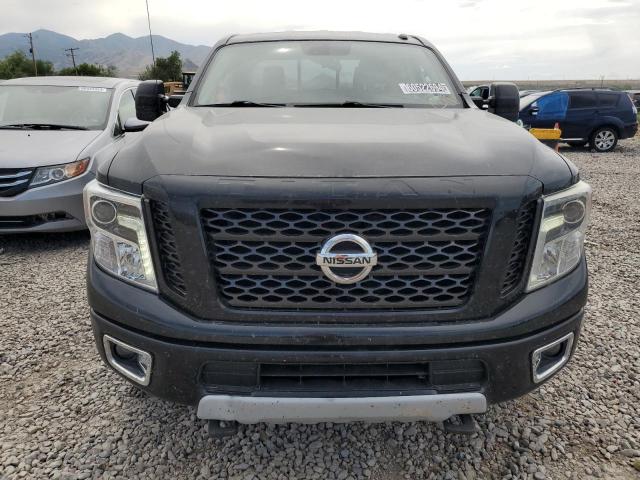  NISSAN TITAN 2017 Czarny