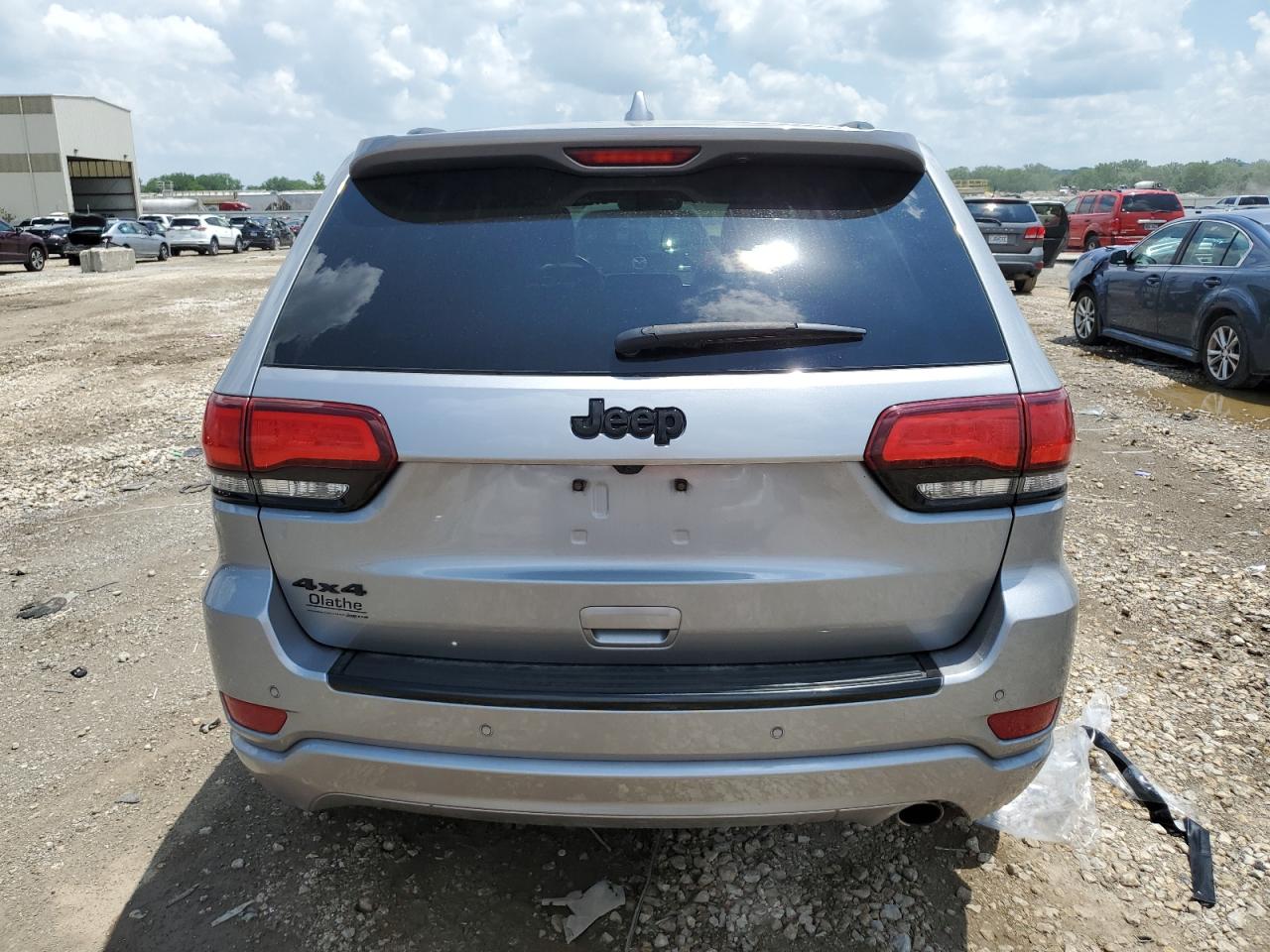 1C4RJFAG2JC162943 2018 Jeep Grand Cherokee Laredo