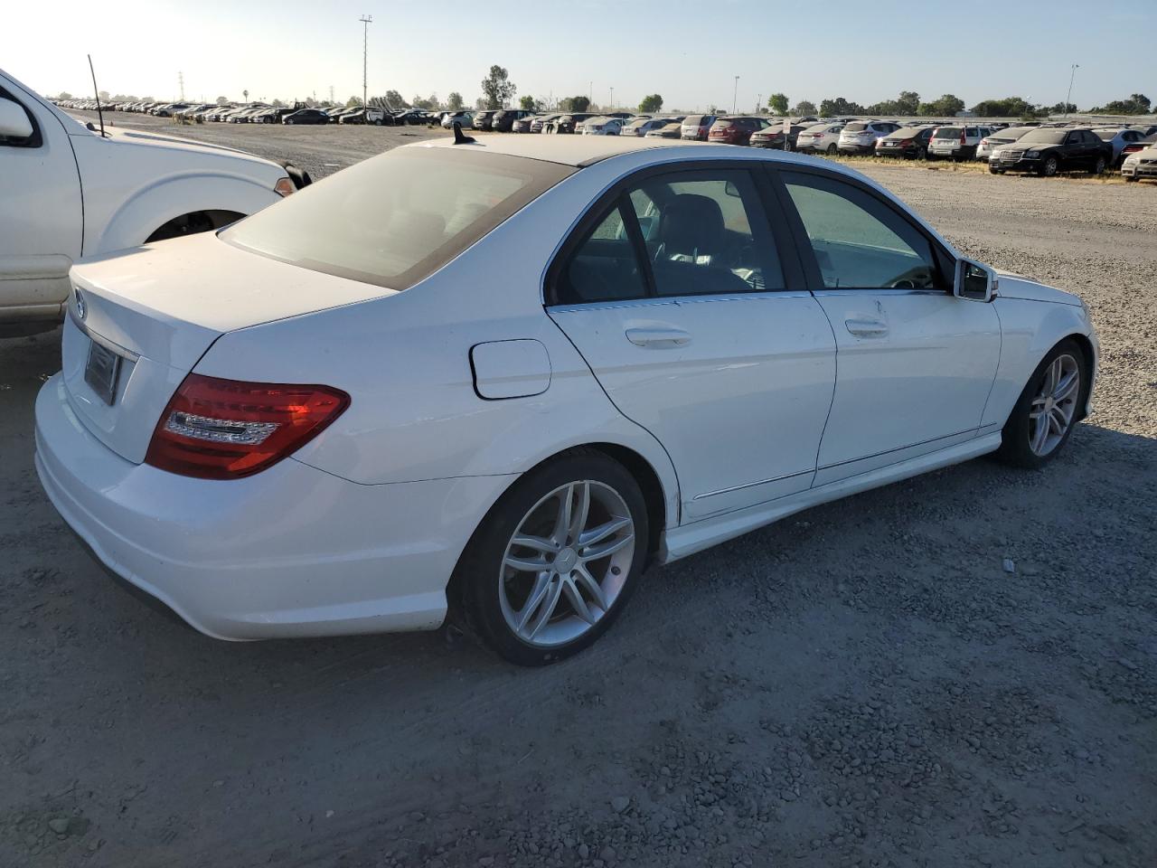 MERCEDES-BENZ C-CLASS 2014 VIN WDDGF4HB2ER310671 photo 3