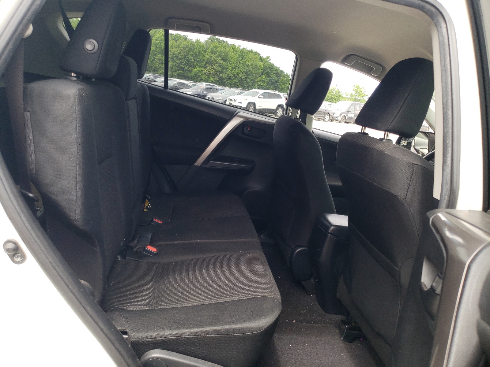 JTMBFREV0HJ109953 2017 Toyota Rav4 Le