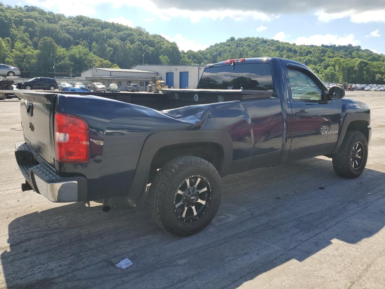 2009 Chevrolet Silverado - Image 3