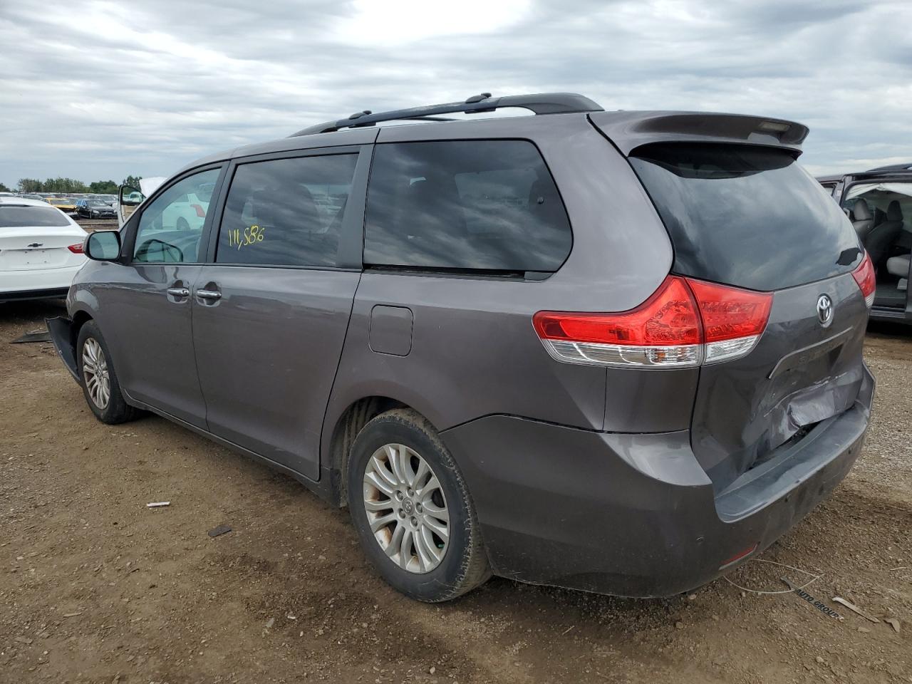 2013 Toyota Sienna - Image 2