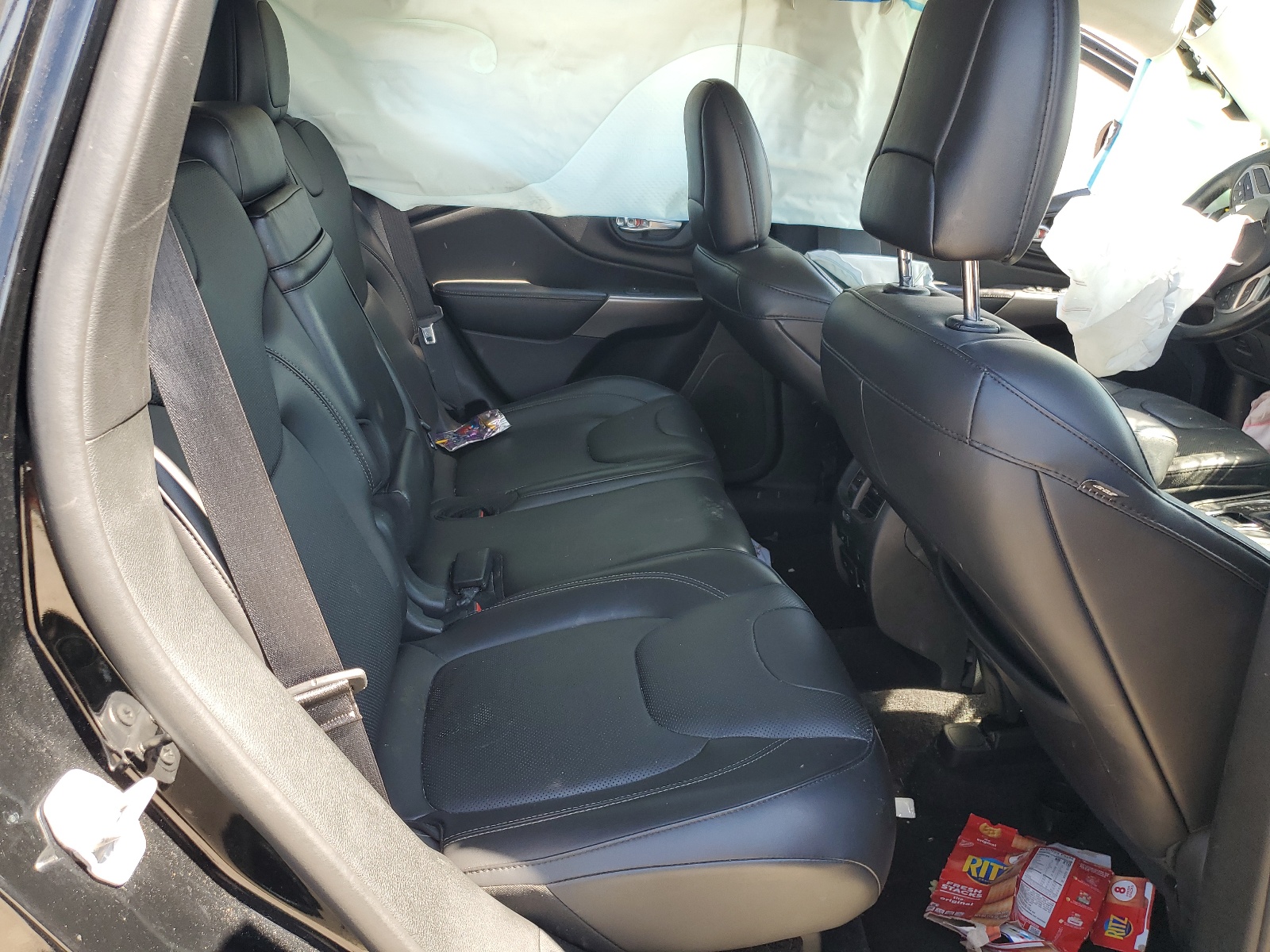 1C4PJLJX4KD119366 2019 Jeep Cherokee Overland