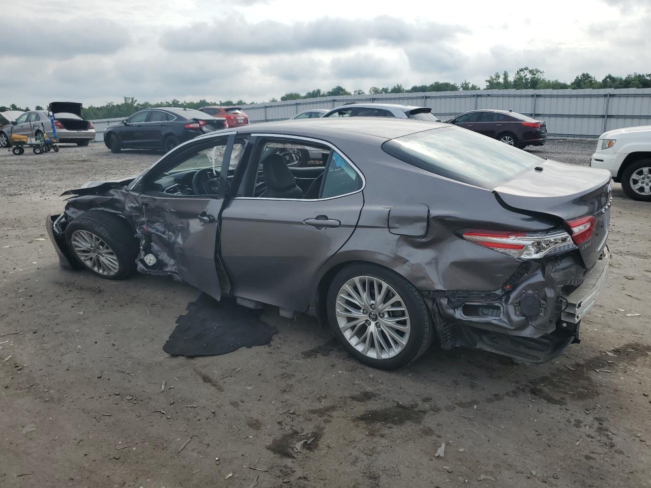 4T1B11HK3JU505389 2018 TOYOTA CAMRY - Image 2