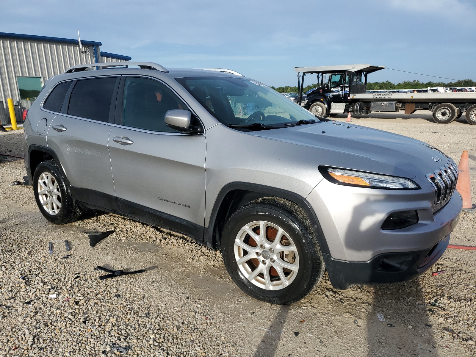 2017 Jeep Cherokee Latitude vin: 1C4PJMCS7HW581800