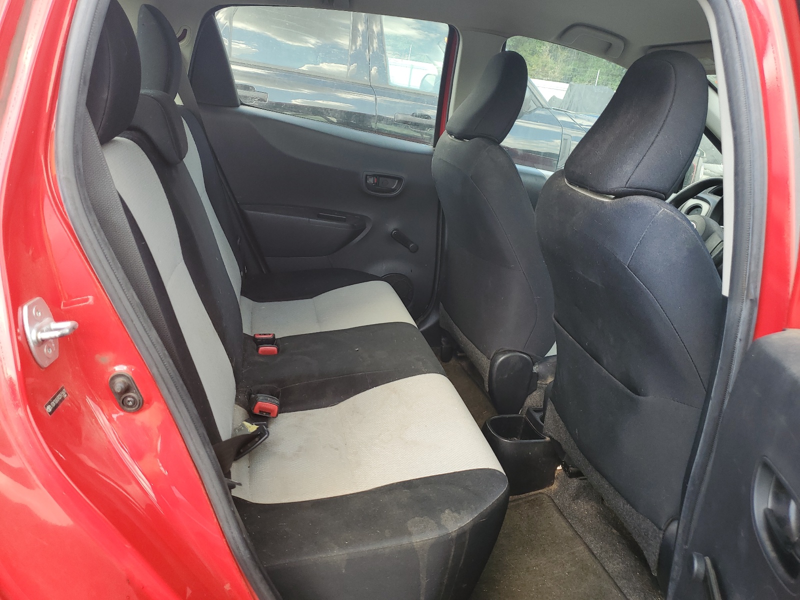 JTDKTUD37CD515621 2012 Toyota Yaris