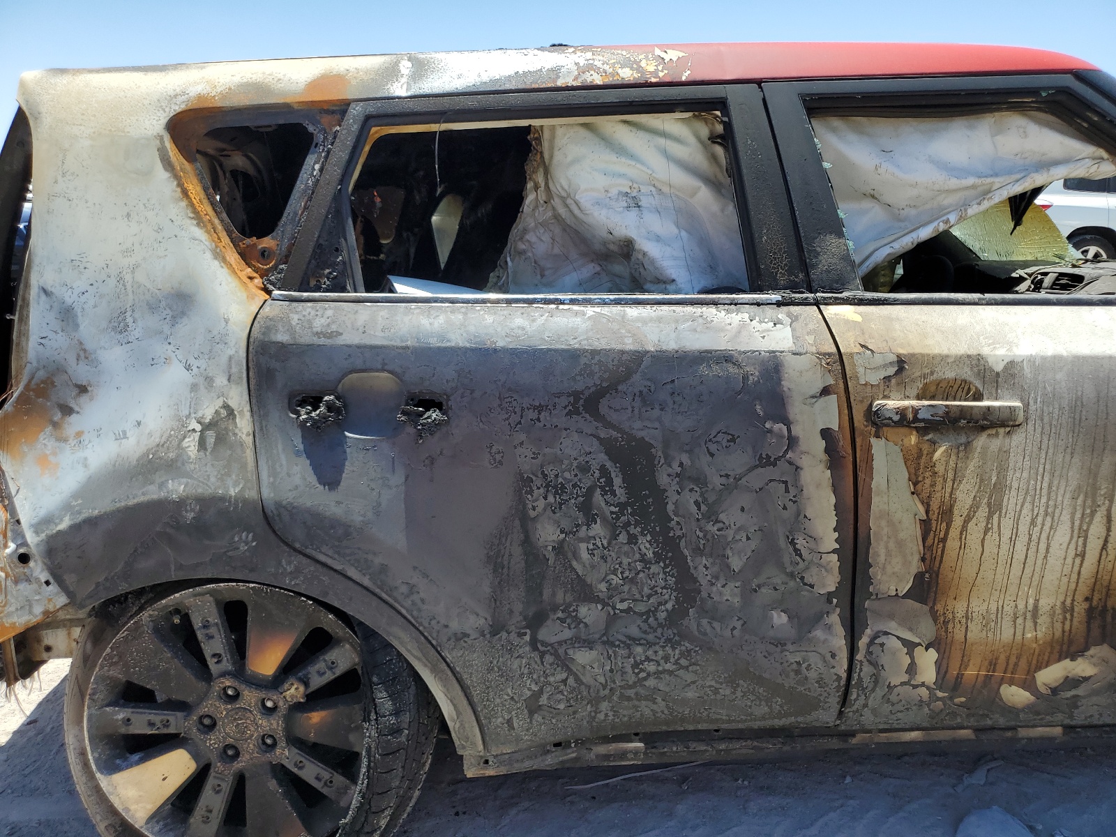 KNDJP3A55J7563775 2018 Kia Soul +