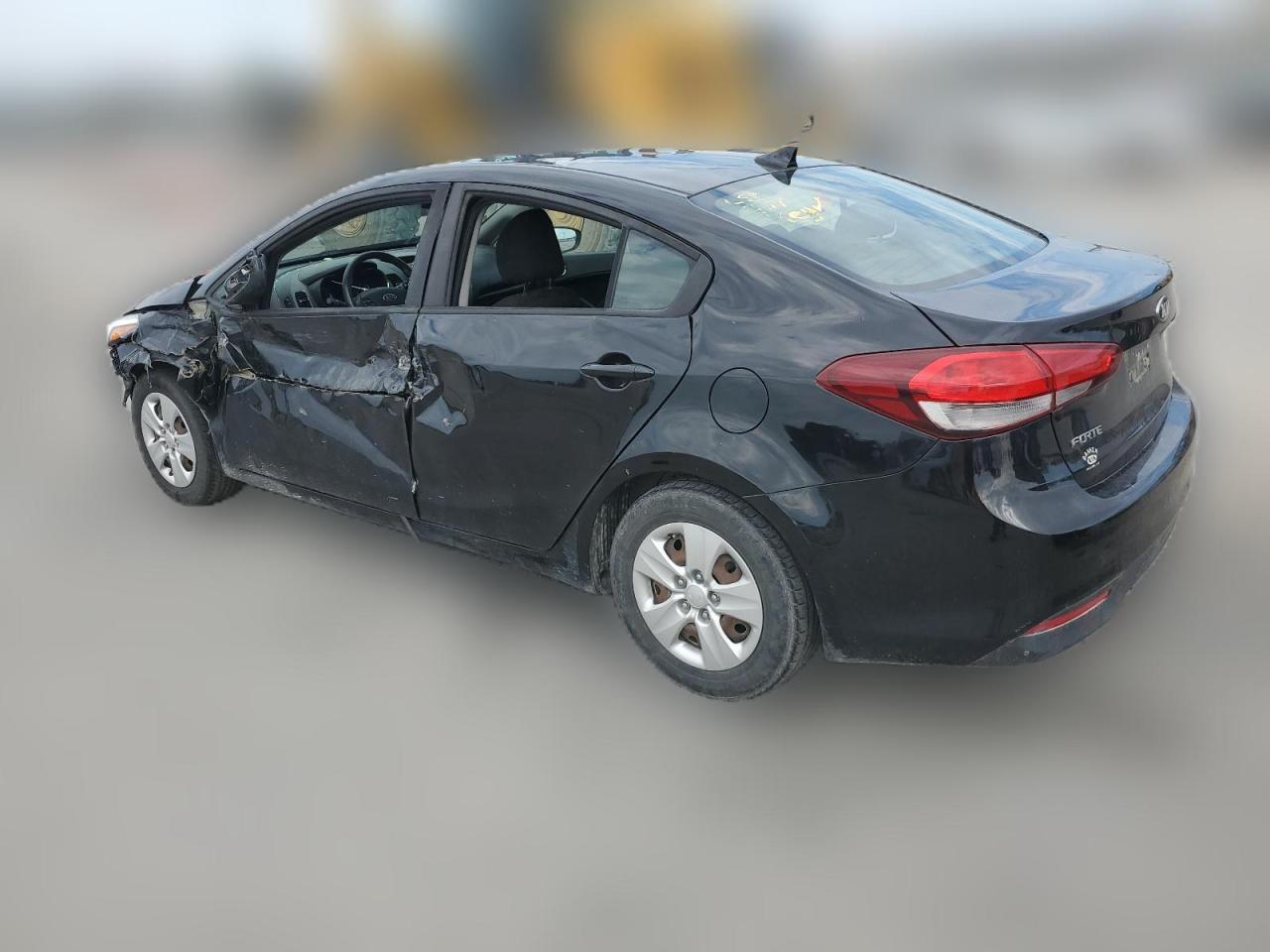 3KPFK4A79JE238946 2018 KIA FORTE - Image 2