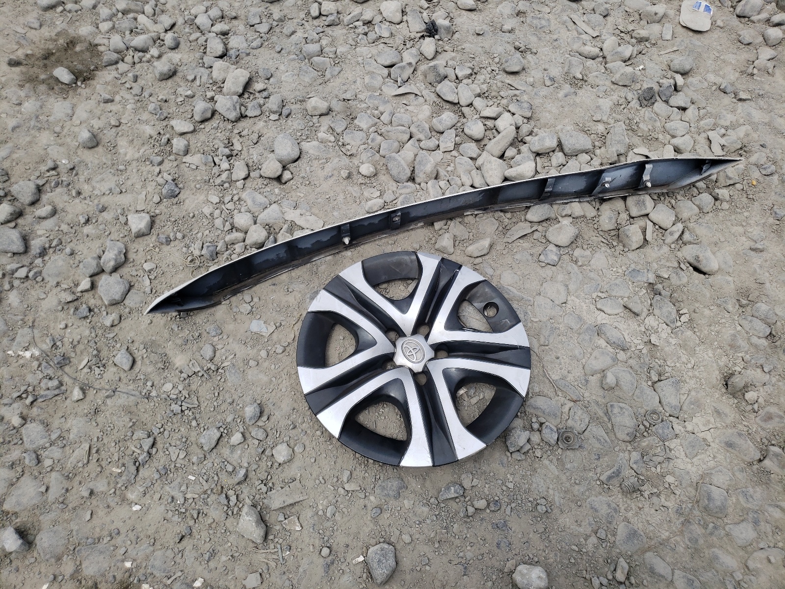 JTMBFREV0HJ109953 2017 Toyota Rav4 Le