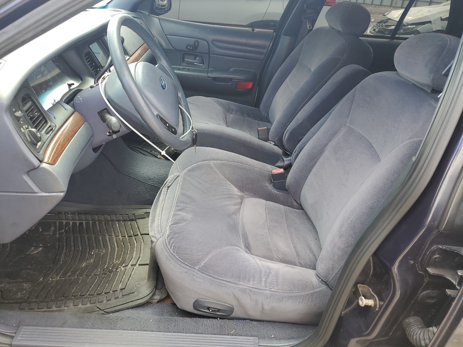 2FAFP74W51X194143 2001 Ford Crown Victoria Lx