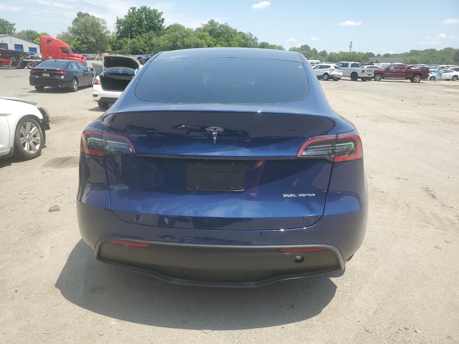 7SAYGAEE7RF982460 2024 Tesla Model Y