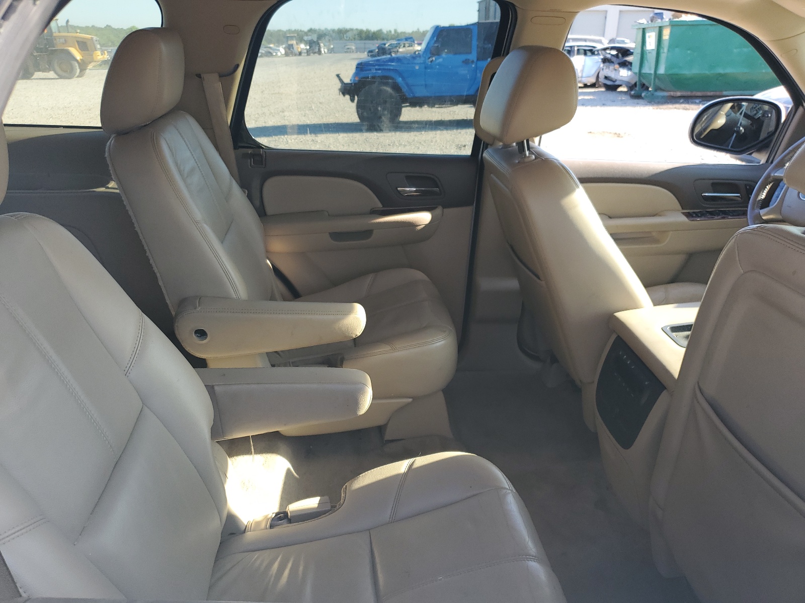 1GNSKBE0XBR374063 2011 Chevrolet Tahoe K1500 Lt