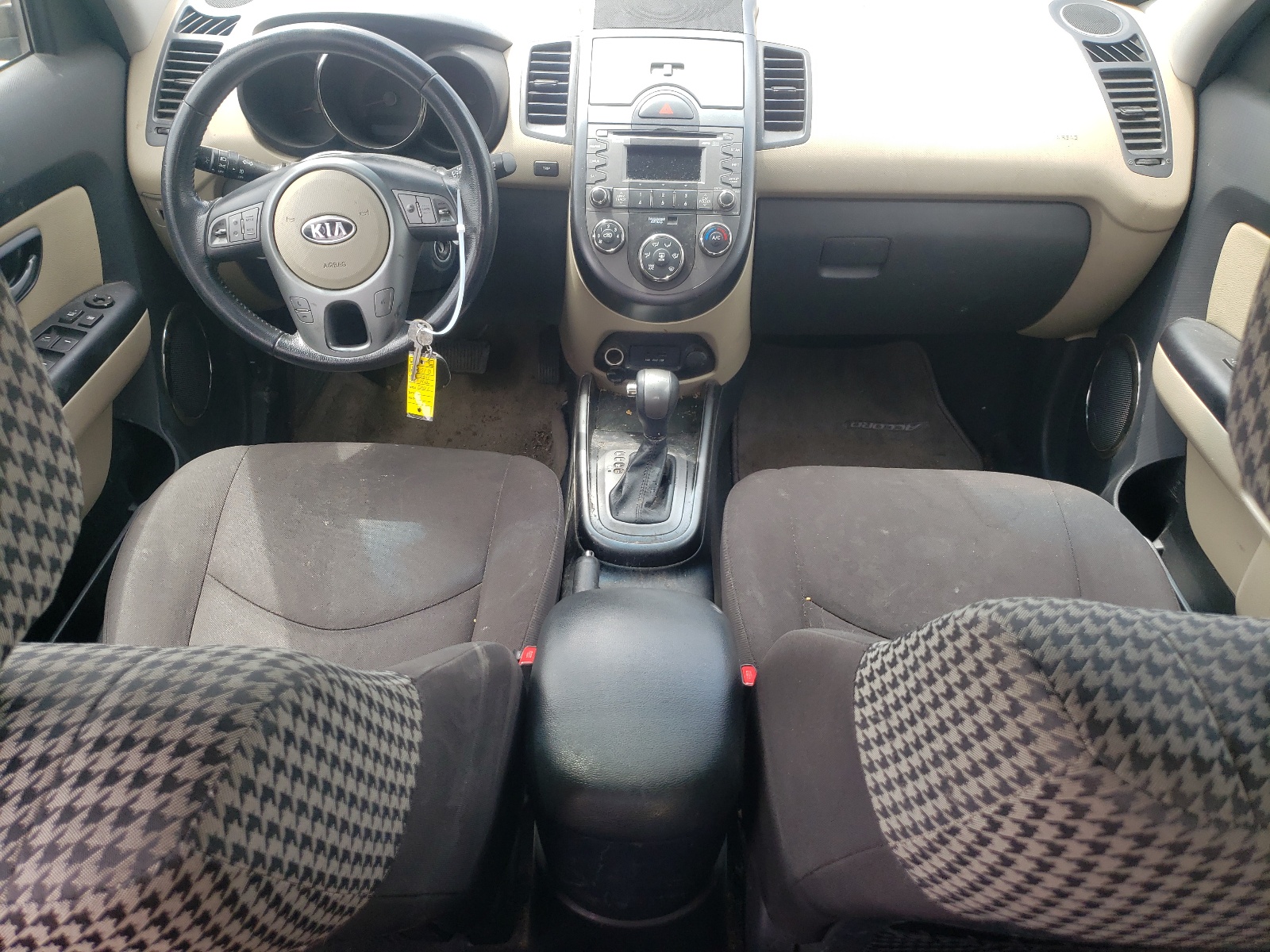 KNDJT2A27B7302256 2011 Kia Soul +