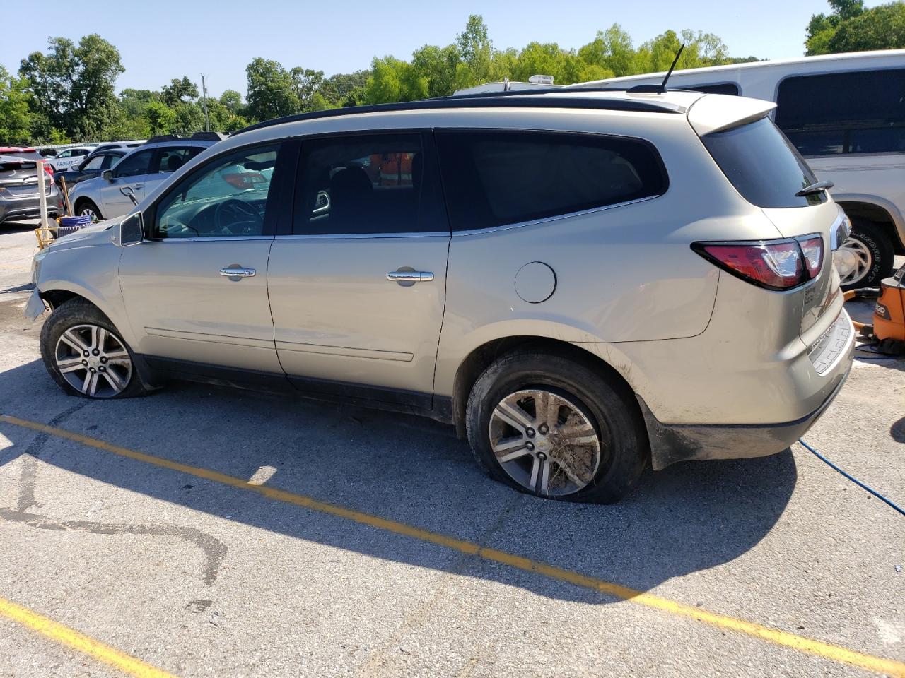 1GNKVGKD5HJ233940 2017 CHEVROLET TRAVERSE - Image 2