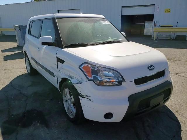 2011 Kia Soul + VIN: KNDJT2A2XB7704370 Lot: 60777564