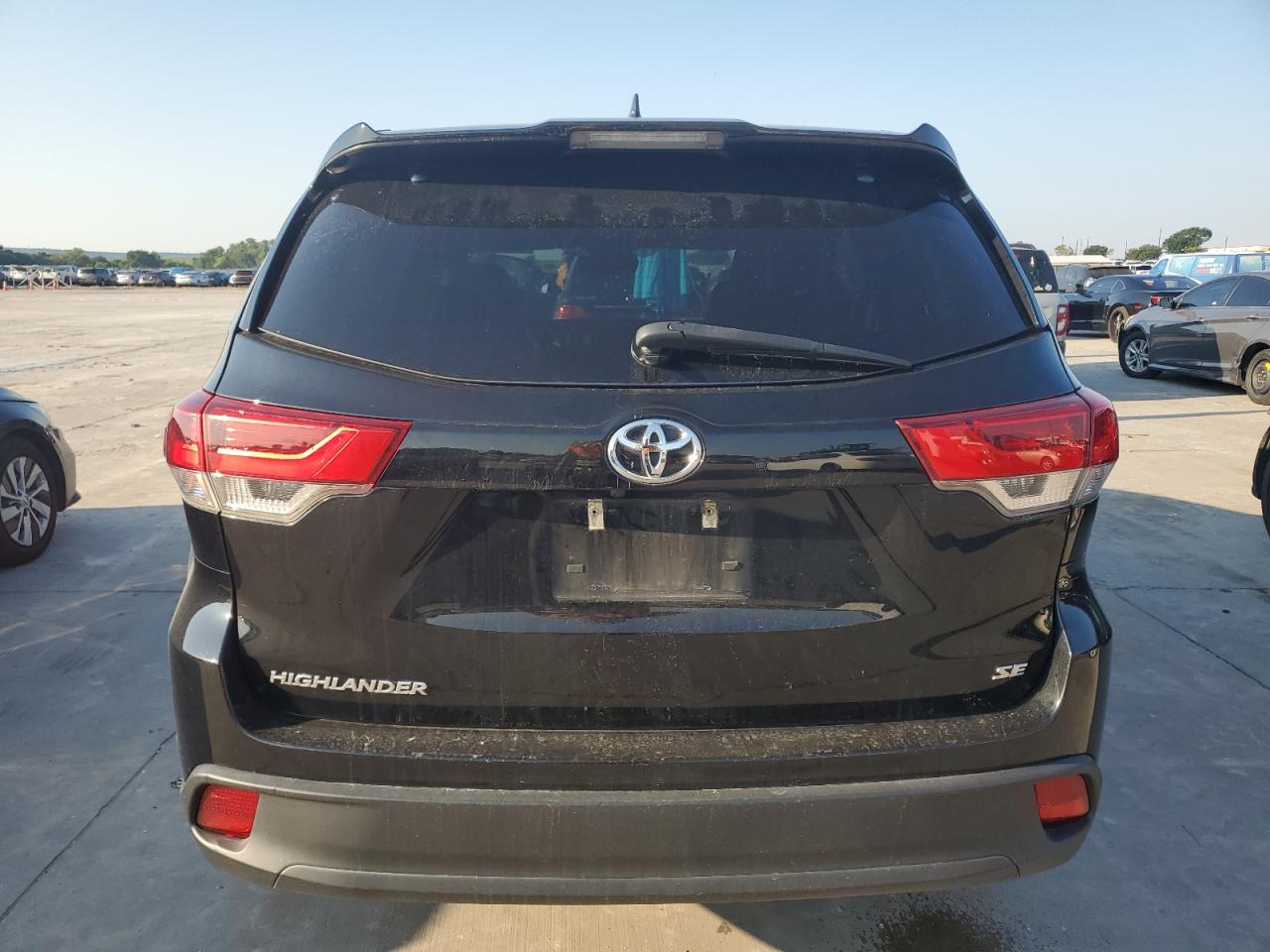 5TDKZRFH7HS214654 2017 Toyota Highlander Se