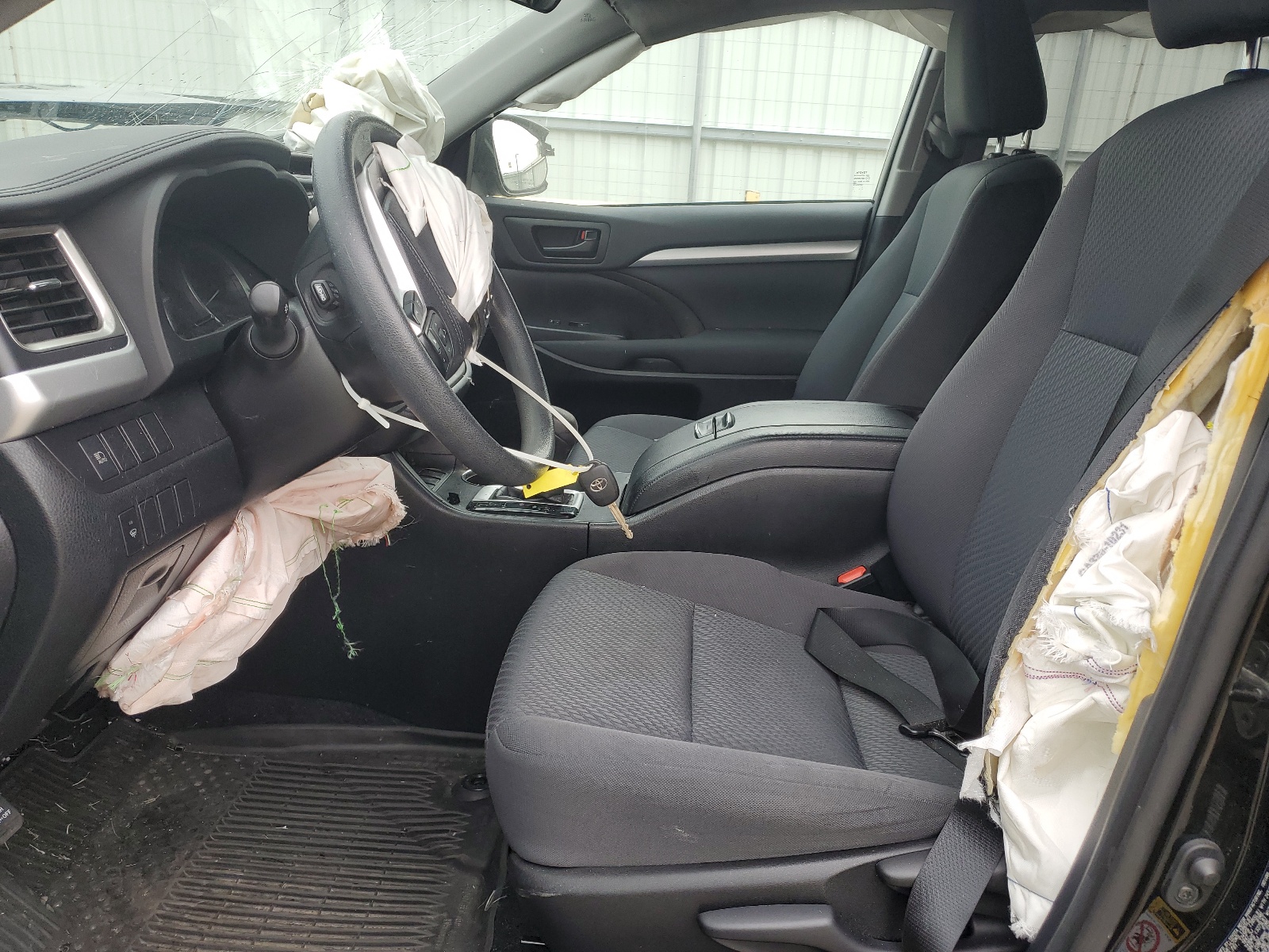 5TDZARFH4KS061051 2019 Toyota Highlander Le