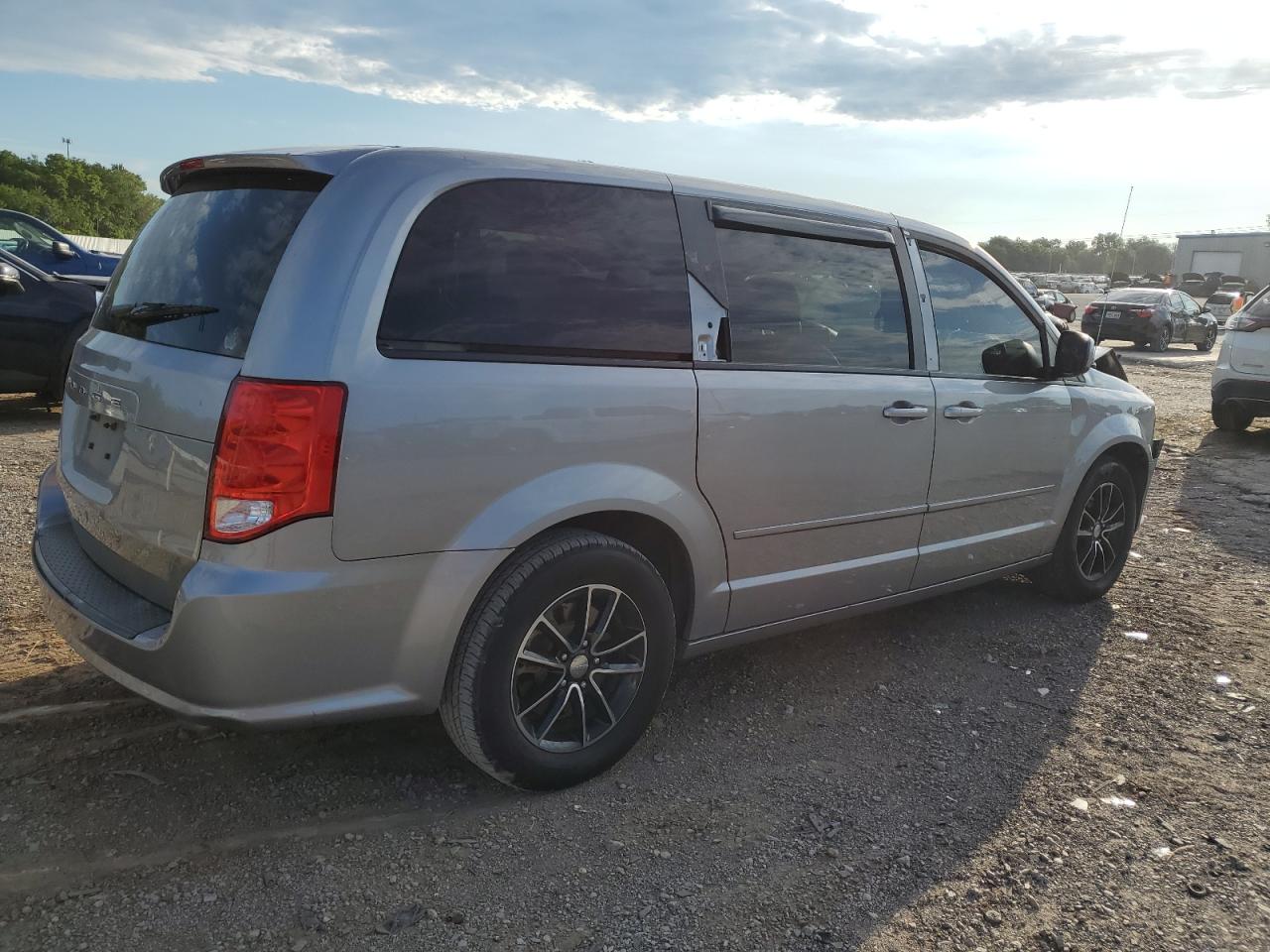 2017 Dodge Caravan - Image 3