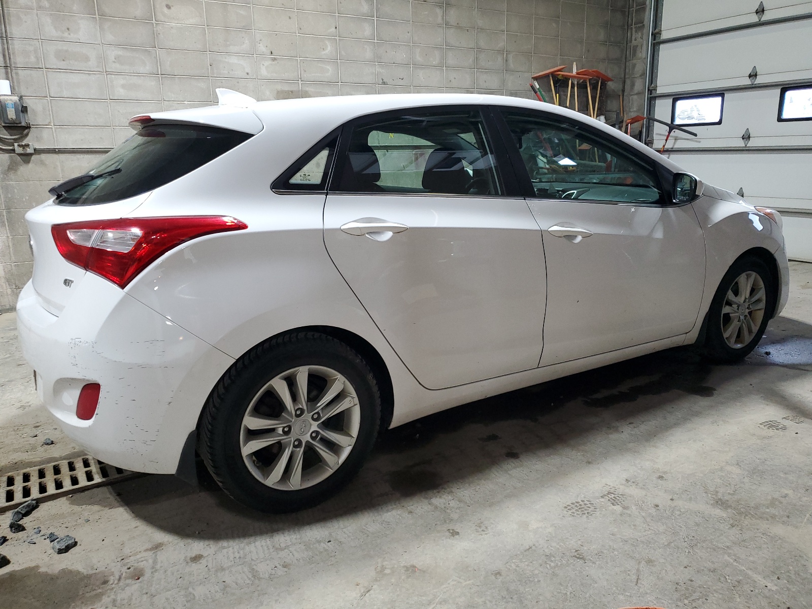 2013 Hyundai Elantra Gt vin: KMHD35LE1DU085440