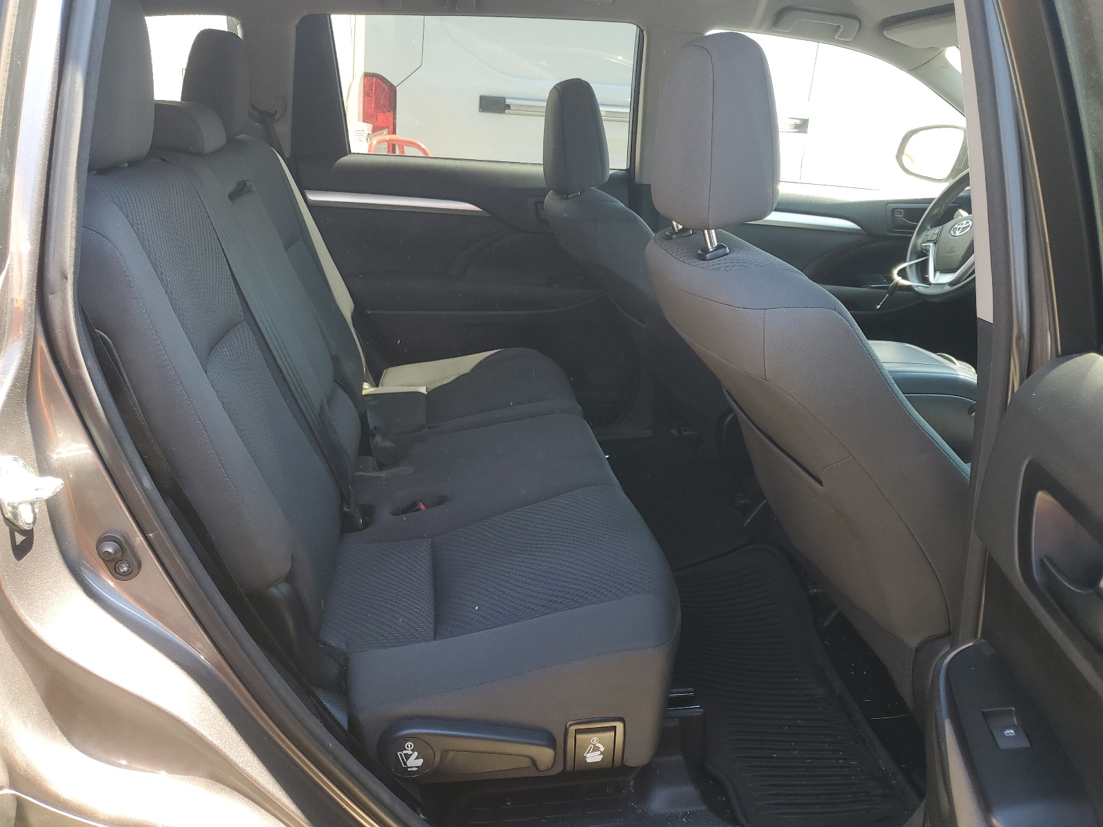 5TDBKRFH8GS271450 2016 Toyota Highlander Le