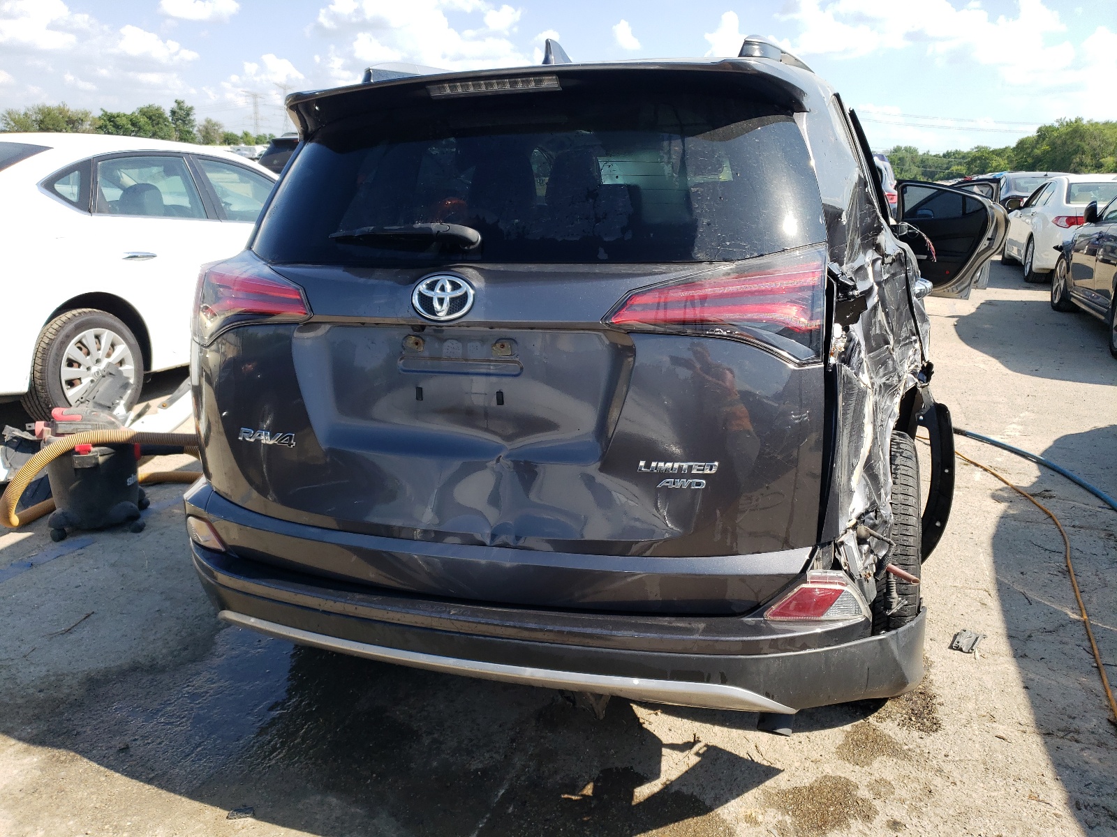 JTMDFREV6JJ199995 2018 Toyota Rav4 Limited